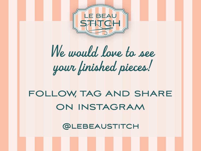 Puede incluir: Gr&aacute;fico promocional para Le Beau Stitch, con un logotipo y texto. El logotipo es una insignia con el nombre de la marca. El texto dice: "&iexcl;Nos encantar&iacute;a ver tus piezas terminadas! Sigue, etiqueta y comparte en Instagram @LeBeauStitch."