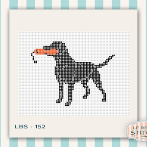 Puede incluir: Patr&oacute;n de punto de cruz de un perro negro sosteniendo un juguete naranja en la boca. El perro est&aacute; representado en un estilo pixelado. El dise&ntilde;o est&aacute; sobre un fondo blanco con el texto "LBS - 152". El logotipo de Le Beau Stitch est&aacute; en la esquina inferior derecha.