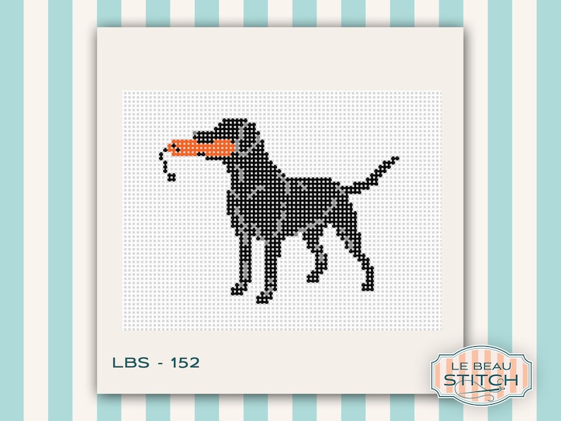 Puede incluir: Patr&oacute;n de punto de cruz de un perro negro sosteniendo un juguete naranja en la boca. El perro est&aacute; representado en un estilo pixelado. El dise&ntilde;o est&aacute; sobre un fondo blanco con el texto "LBS - 152". El logotipo de Le Beau Stitch est&aacute; en la esquina inferior derecha.