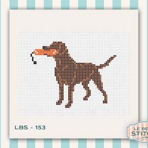 Puede incluir: Dise&ntilde;o de punto de cruz de un perro marr&oacute;n sosteniendo un juguete naranja en la boca. El perro est&aacute; representado en un estilo pixelado, con el texto "LBS - 153" en la parte inferior izquierda y el logotipo "Le Beau Stitch" en la parte inferior derecha.