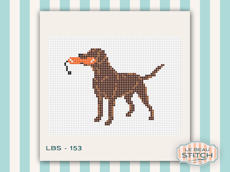 Puede incluir: Dise&ntilde;o de punto de cruz de un perro marr&oacute;n sosteniendo un juguete naranja en la boca. El perro est&aacute; representado en un estilo pixelado, con el texto "LBS - 153" en la parte inferior izquierda y el logotipo "Le Beau Stitch" en la parte inferior derecha.