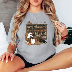 Retro Ghost Reading Books T-Shirt – Librarian Ghost Halloween Shirt, Teacher Halloween Tee, Boo School Shirt, Teacher Gift, Spooky Shirt