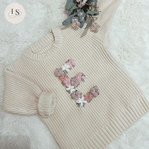 Maglione con lettera floreale per neonati | Maglione personalizzato con nome/iniziale per neonati | Maglione ricamato a mano | Regalo per neonati | Regalo per neonati
