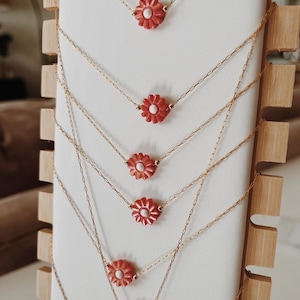 Collier chaîne en or marguerite rouge