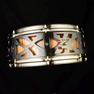 Stave shell floating snare drum, Mahogany sunburst