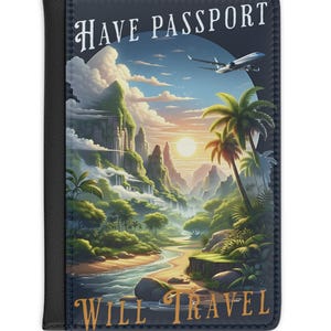 以下が含まれることがあります： 「HAVE PASSPORT」と「WILL TRAVEL」の文字が金色で書かれた、ネイビーブルーのパスポートケース。カバーには、川、山、ヤシの木、空を飛ぶ飛行機が描かれた熱帯の風景が描かれています。