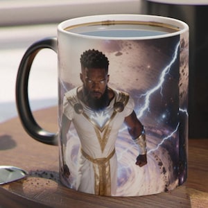 Puede incluir: Taza de café sensible al calor en blanco y negro con un personaje con un traje blanco y dorado con un diseño de rayo. El personaje está situado sobre un fondo de energía arremolinada y relámpagos.