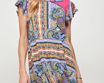 Könnte beinhalten: Ein kurzärmliges Kleid mit einem bunten Paisley- und Streifenmuster. Das Kleid hat einen rosa Unterstoff und einen Rüschenkragen.