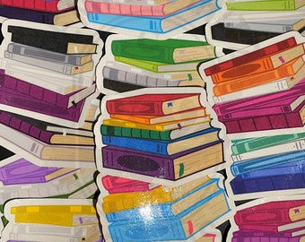 Può includere: Una collezione di adesivi a forma di pile di libri colorati. Gli adesivi presentano libri di diversi colori impilati uno sopra l'altro. Gli adesivi sono perfetti per aggiungere un tocco di fantasia al tuo planner, laptop o borraccia.
