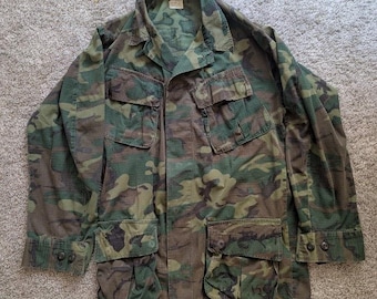 Vintage 1960s Vietnam War US Army Jungle Fatigue Jacket ~ Small
