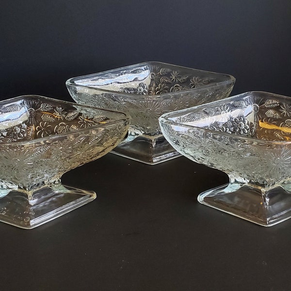 Indiana Glass Pineapple en Floral Clear Glass Diamond Sokkel Compote Dish. Set van 3.