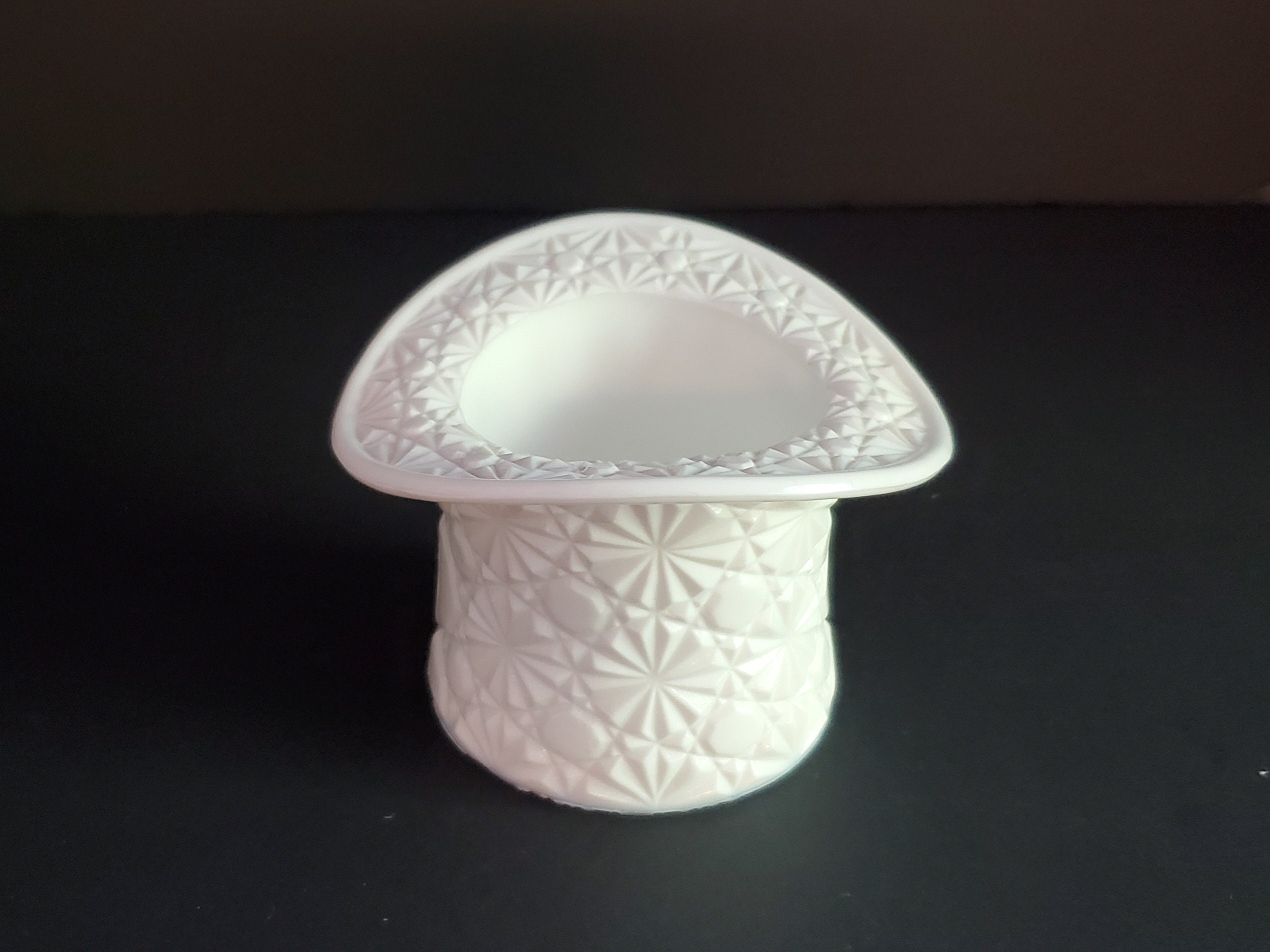 Fenton White Milk Glass Top Hat Toothpick Holder/planter With Hat Daisy