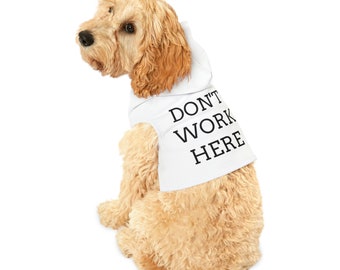 Hilarante sudadera con capucha para perro "I Don't Work Here" - Sudadera divertida para perros para cachorros ingeniosos - Ropa acogedora para mascotas para días casuales - Sudadera con capucha cómica para perros