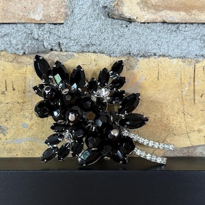 Verifizierte Tara Cha-Cha Brosche in Jet Black und Clear von Tara Collection