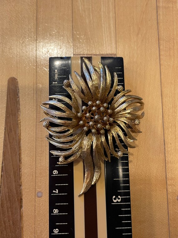 Classy Vintage Gold Tone Textured Unsigned Flower… - image 9