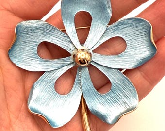 Vintage Unsigned Baby Blue and Gold Tone Flower Brooch Circa 1960s - Great Vintage Style - Mid Century