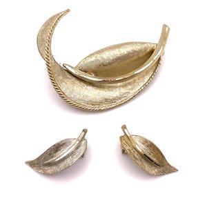 Vintage Signed BSK Gold Tone Leaf Brooch and Clip Earrings Set