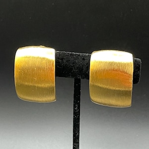 &quot;Giovion signierte goldene Statement Ohrclips / Ohrclips aus den 1990er Jahren &quot;&quot;Premier&quot;&quot;.&quot;