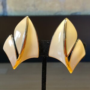 Brincos de esmalte dourado e creme assinados pela Trifari TM da década de 1980