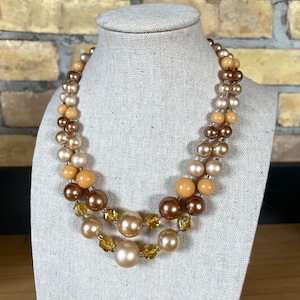 Collana vintage a due fili con perle finte color terra, lucite e vetro giallo AB a due fili, giapponese della metà del secolo - Di classe!
