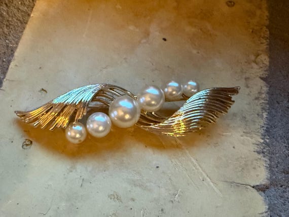Broche Vintage Signée Lisner 205 – Couleur Or Pâle, Qualité Supérieure, Parfait état
