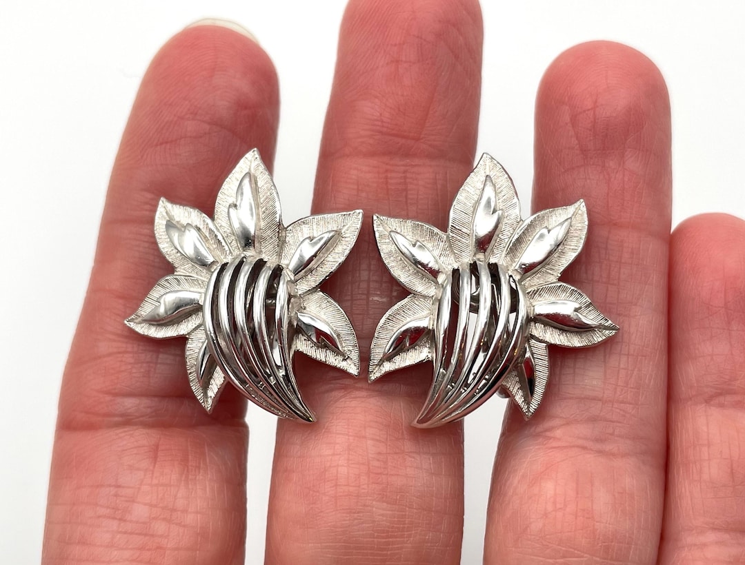 Vintage Crown Trifari Clip Earrings - Silver Tone Flowers  display picture 2