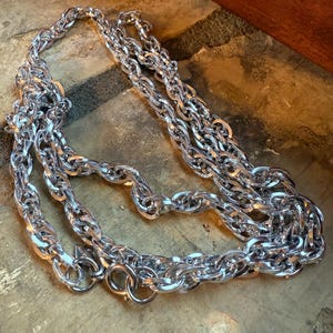 Colar vintage assinado por Sarah Coventry em alumínio prateado - 17,5&quot; de comprimento / 35&quot; de diâmetro