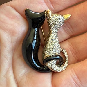 Adorable Vintage Gold Tone, Black Enamel, and Clear Rhinestone Double Cat Brooch Pin