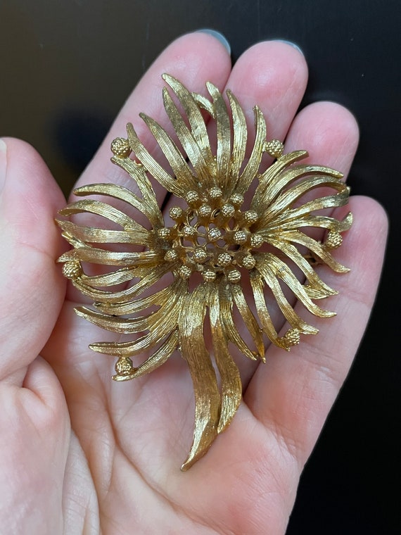 Classy Vintage Gold Tone Textured Unsigned Flower… - image 5