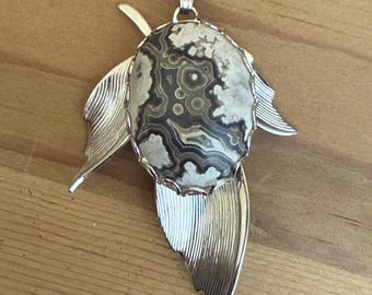 Vintage Crazy Lace Agate Pendant with Silver Tone Leaves