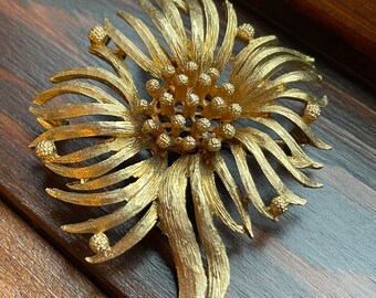 Classy Vintage Gold Tone Textured Unsigned Flower / Sunflower Brooch - Well Constructed