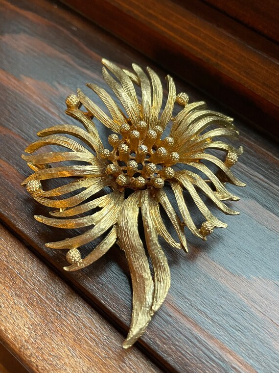 Classy Vintage Gold Tone Textured Unsigned Flower… - image 1