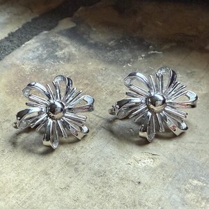 Vintage Crown Trifari signierte Ohrclips - Silber Ton Offene Blume / Band Stil