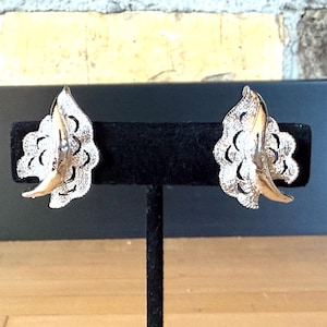 Pendientes de clip vintage Coro en tono plateado - Estilo de mediados de siglo - Pendientes con volantes y hojas