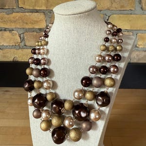 Collana vintage di perle finte e perline a tre fili, stile Mid-Century, in marrone e oro
