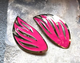 Pendientes de clip Trifari en tono dorado y rosa intenso con forma de ala de ángel, de la década de 1980.