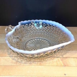 Piatto vintage a forma di cuore in vetro opalescente con pietra di luna Anchor Hocking