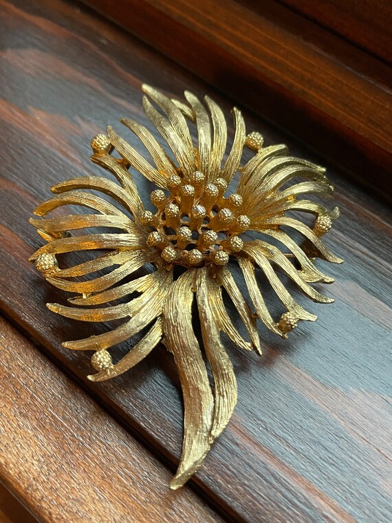 Classy Vintage Gold Tone Textured Unsigned Flower… - image 10