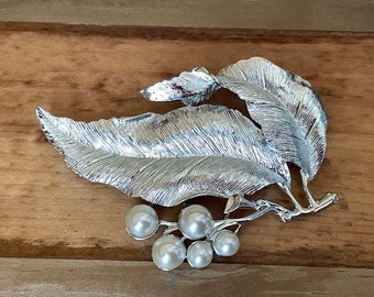 Signed Sarah Coventry Vintage Silver Tone and Faux Pearl “Silvery Splendor” Brooch from 1970s