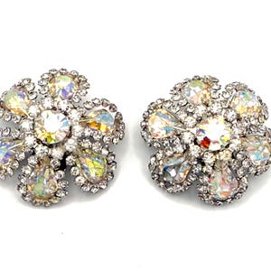 Grandes boucles d&#39;oreilles vintage à clip avec strass, aurore boréale AB, ton argent non signé - Milieu du siècle