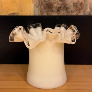 Fenton Silver Crest Milchglas Hutvase mit Crimp / Rüschenrand - 3,75 Zoll hoch - 1940er oder 1950er Jahre