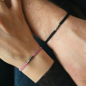 Anfangsmorse-Code-Paararmband-Set, personalisierter passender Schmuck für Paare, Partner-kundenspezifisches Geschenk, Naturstein-Makrameearmband