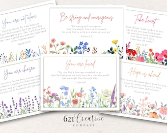Può includere: Set di sei biglietti quadrati con citazioni ispiratrici e bordi floreali ad acquerello. Ogni biglietto presenta un messaggio diverso in elegante scrittura, con una varietà di fiori colorati in basso. I biglietti sono di 621 Creative Company.