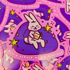 Adesivo de coelho "Não me incomode, estou lendo" | Adesivo fofo | Adesivo kawaii | Adesivos de presente literário | Adesivo para laptop | Adesivo para garrafa de água |