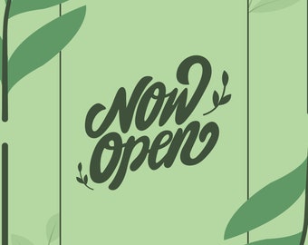 Op de afbeelding: Een groen en wit bord met een zwarte rand en de tekst "Now Open" in een gestileerd lettertype. Het bord is omringd door groene bladeren.