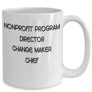 Peut inclure: Une tasse à café en céramique blanche avec du texte noir qui dit "Nonprofit Program Director Change Maker Chief".