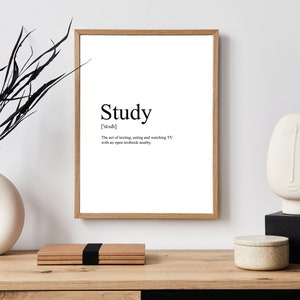 Puede incluir: Una impresión enmarcada con fondo blanco y texto negro que dice "Study [ˈstʌdi] The act of texting, eating and watching TV with an open textbook nearby."