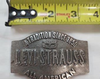 Hebilla de cinturón vintage Levi Strauss. Fabricada en EE. UU. Tradición americana desde 1850. Denim retro de los años 80 y 90.