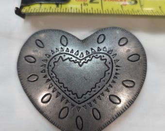 Hebilla de cinturón vintage con forma de corazón estilo western, estilo rústico, en tono plateado, grabada, ideal como regalo de vaquera campestre.