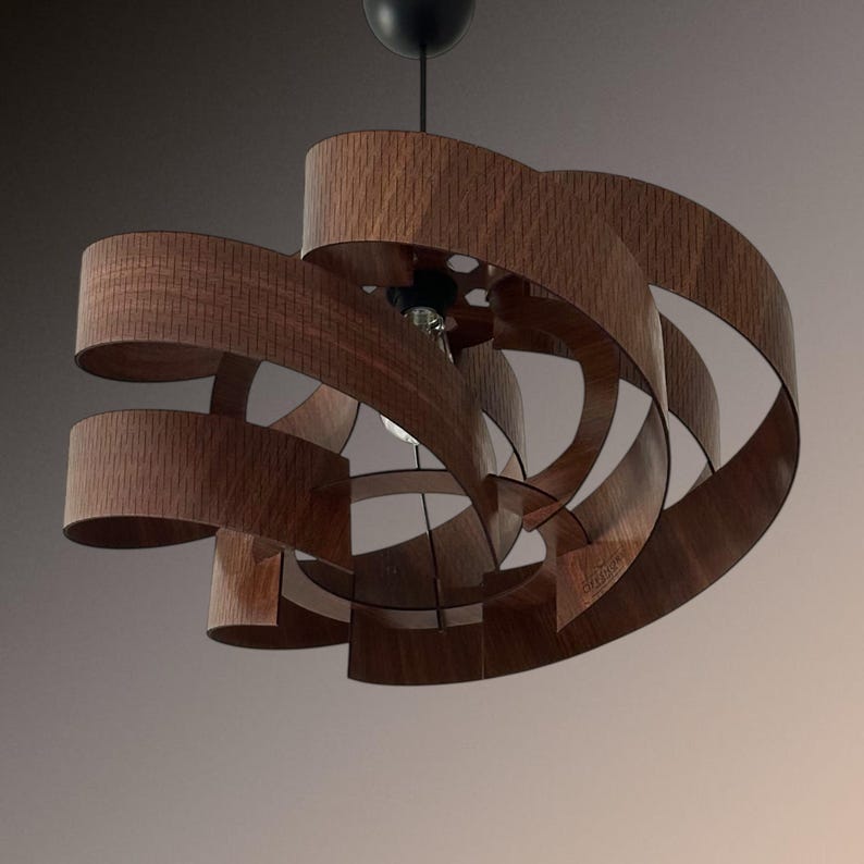Op de afbeelding: Een moderne hanglamp van bruin hout met een uniek, wervelend ontwerp. De lamp heeft meerdere gebogen houten lamellen die een spiraalvormig effect cre&euml;ren rond de gloeilamp. Hij hangt aan een zwarte plafondbevestiging.
